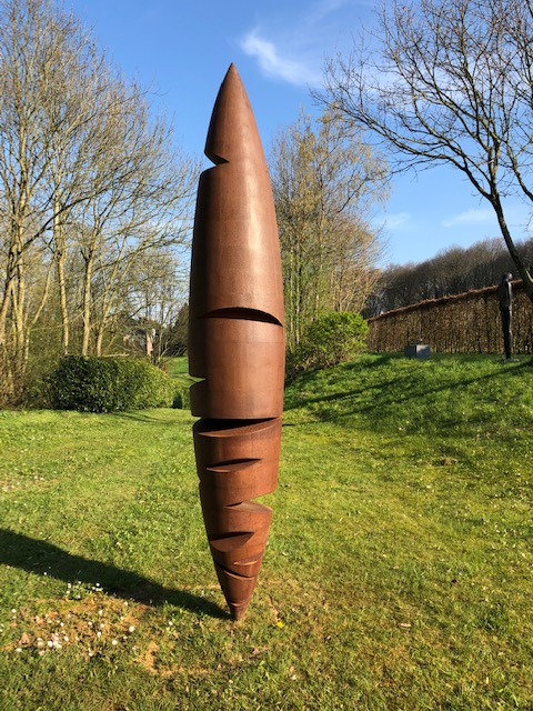 6.Sculpture-acier-corten-hauteur-3-metres-Felix-Valdelievre-2018-Galerie-Beukenhof-Sculptour-2019